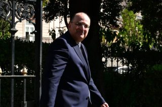 Πώς φτάσαμε στην παραίτηση Λαζαρίδη - Οι τριγμοί εντός της ΝΔ και τα «πυρά» της αντιπολίτευσης